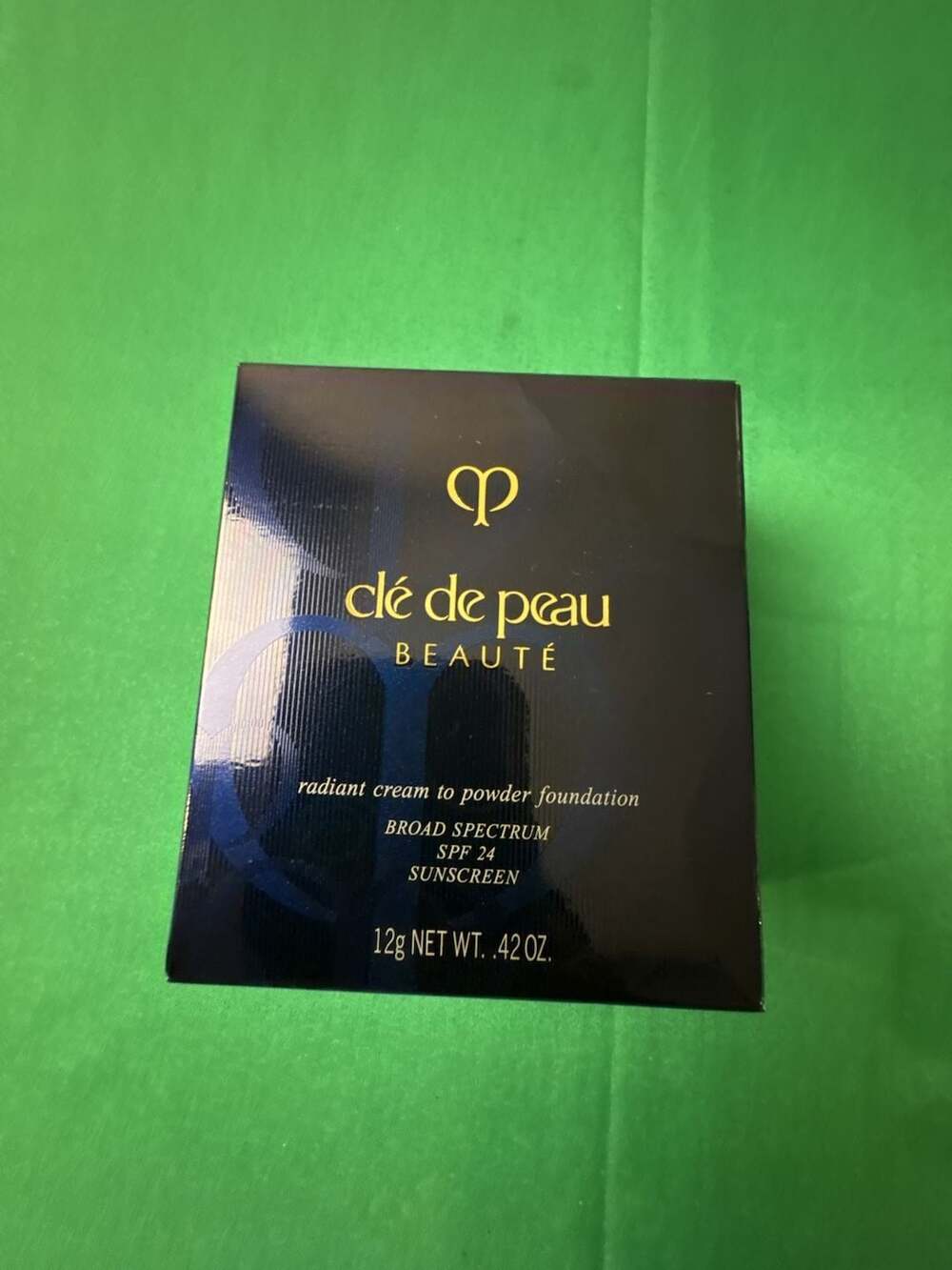 Clé de Peau Beauté Radiant Cream to Powder Foundation SPF 24 12g